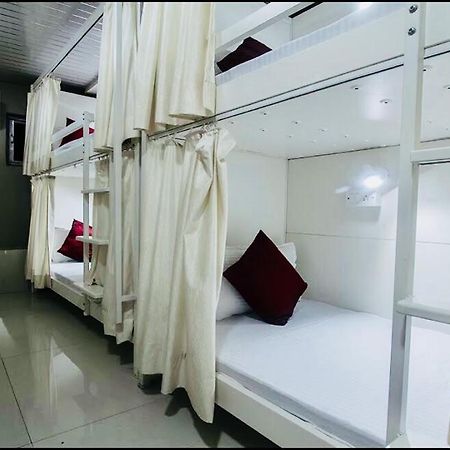 Qubestay Airport Capsule Hotel & Hostel Мумбаї Екстер'єр фото