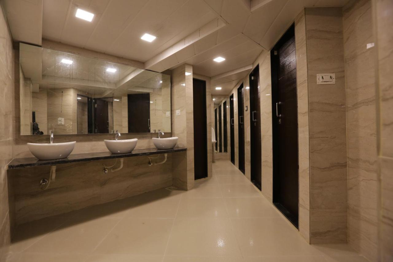 Qubestay Airport Capsule Hotel & Hostel Мумбаї Екстер'єр фото