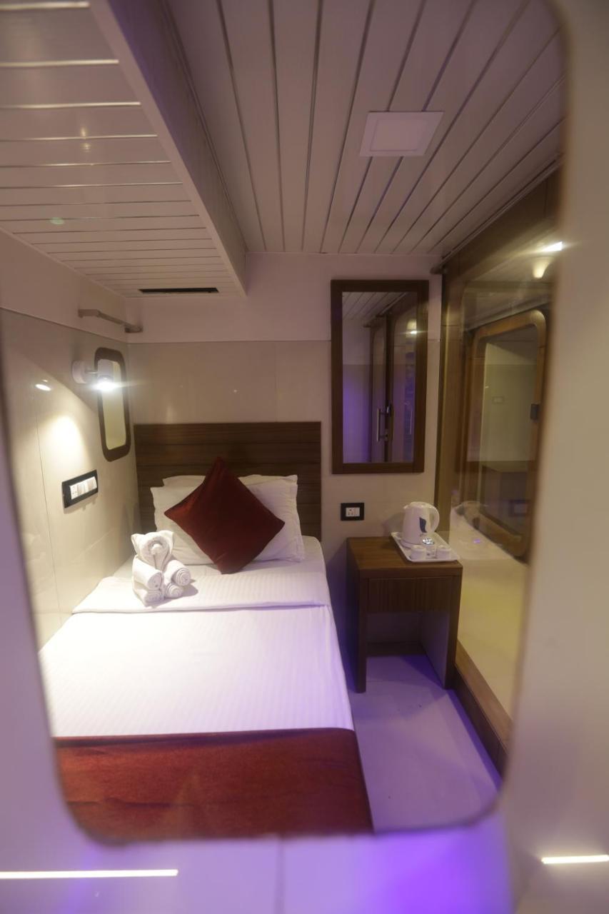 Qubestay Airport Capsule Hotel & Hostel Мумбаї Екстер'єр фото