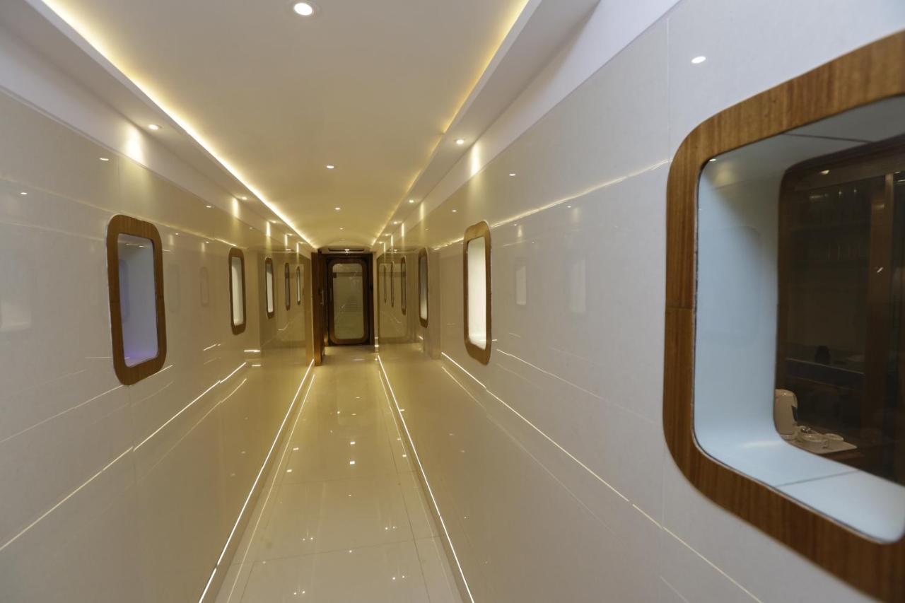 Qubestay Airport Capsule Hotel & Hostel Мумбаї Екстер'єр фото