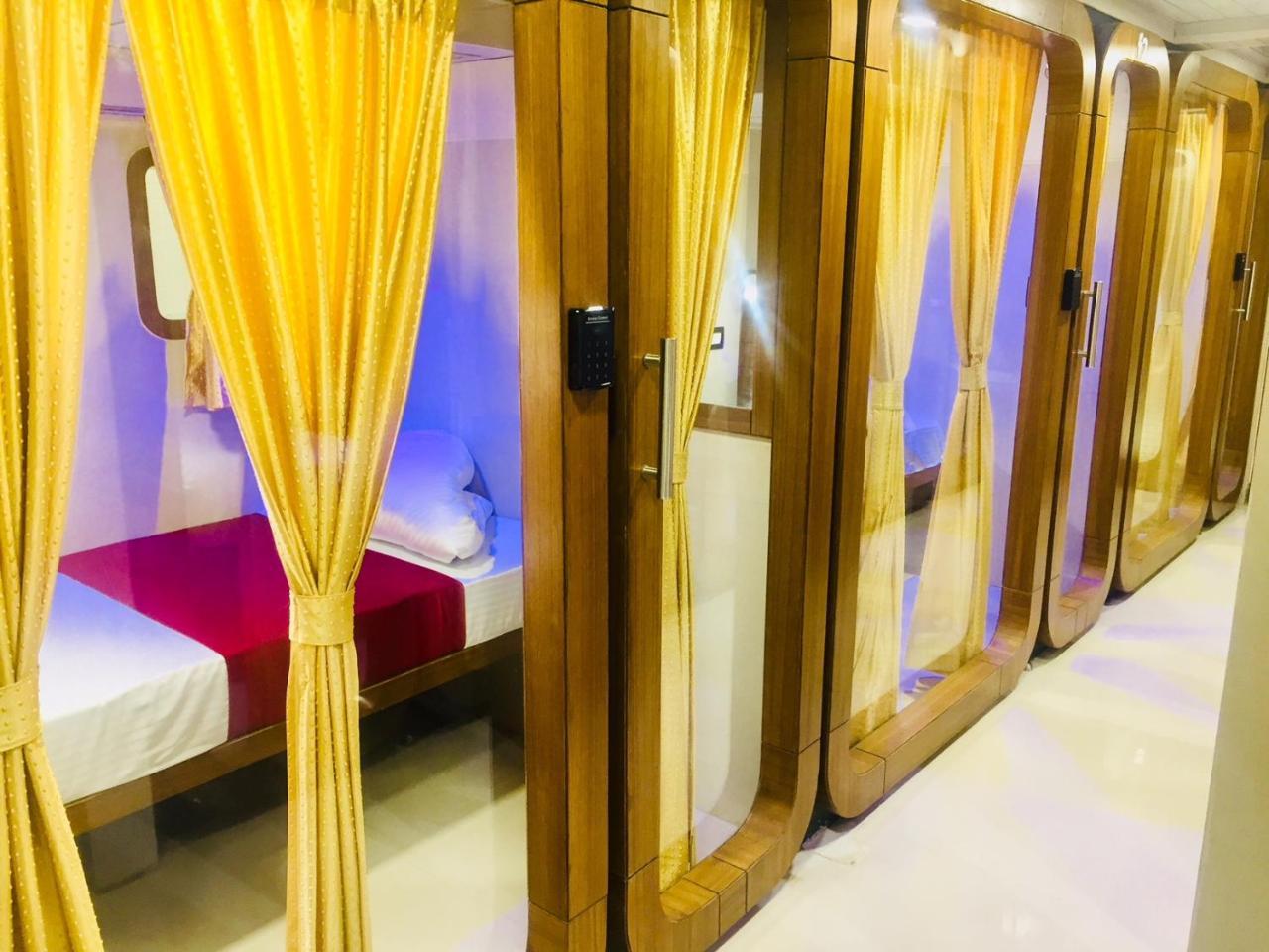 Qubestay Airport Capsule Hotel & Hostel Мумбаї Екстер'єр фото