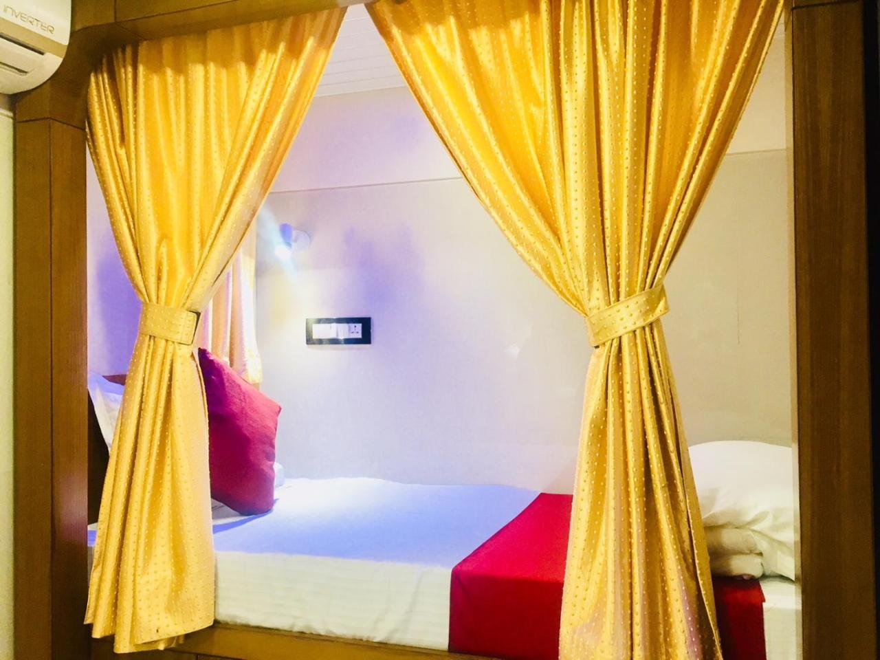 Qubestay Airport Capsule Hotel & Hostel Мумбаї Екстер'єр фото