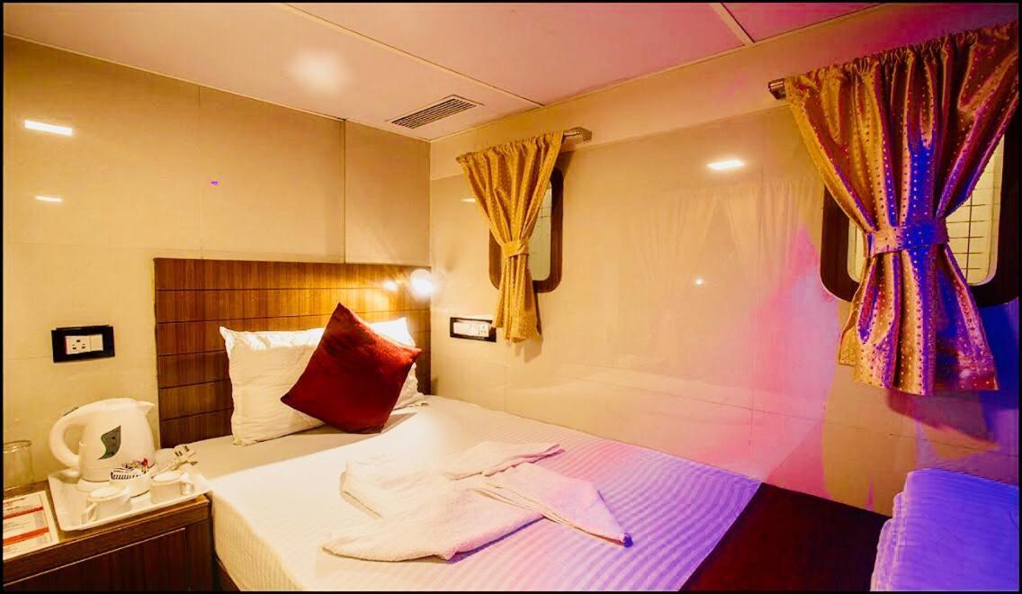 Qubestay Airport Capsule Hotel & Hostel Мумбаї Екстер'єр фото