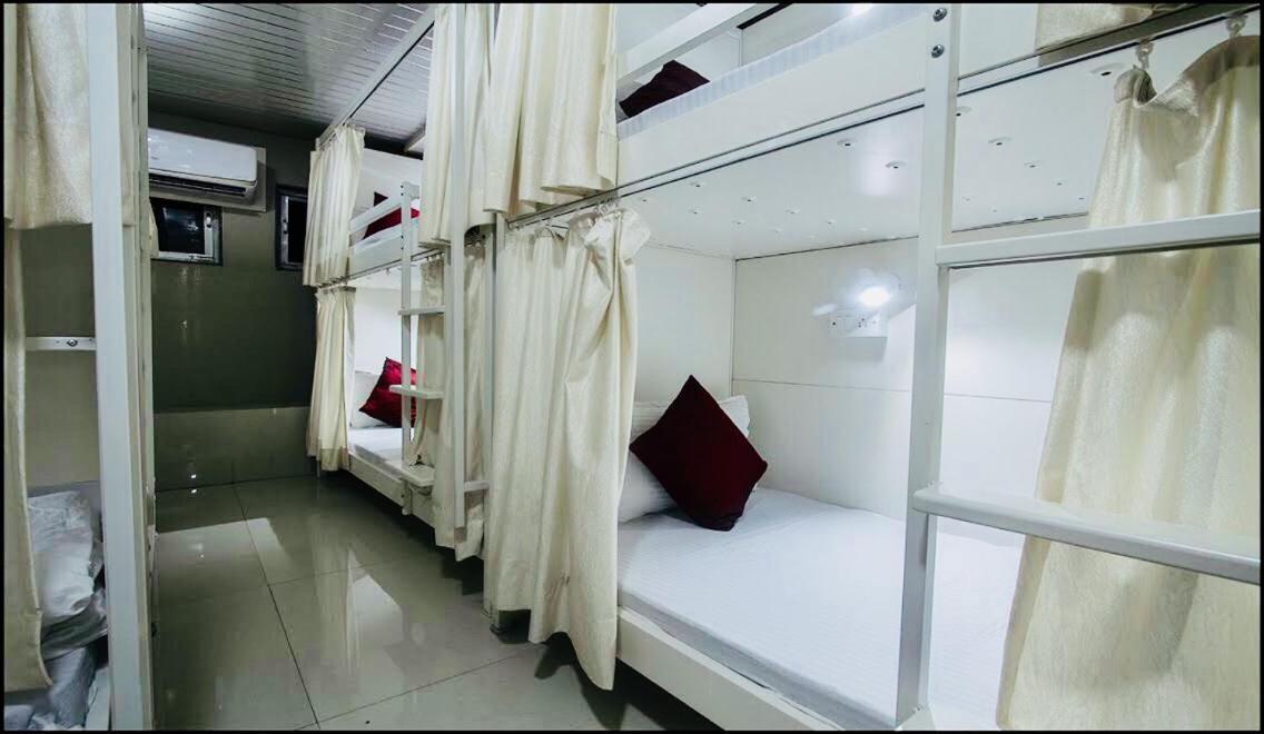 Qubestay Airport Capsule Hotel & Hostel Мумбаї Екстер'єр фото
