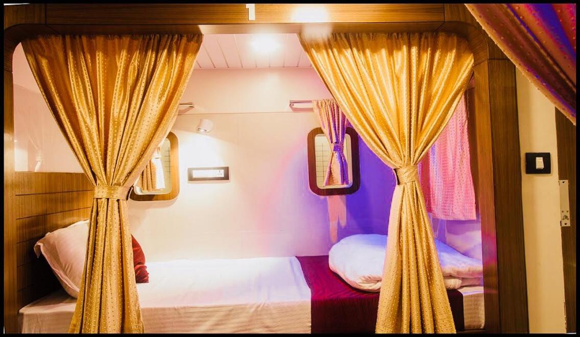 Qubestay Airport Capsule Hotel & Hostel Мумбаї Екстер'єр фото