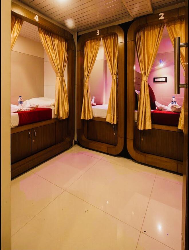 Qubestay Airport Capsule Hotel & Hostel Мумбаї Екстер'єр фото
