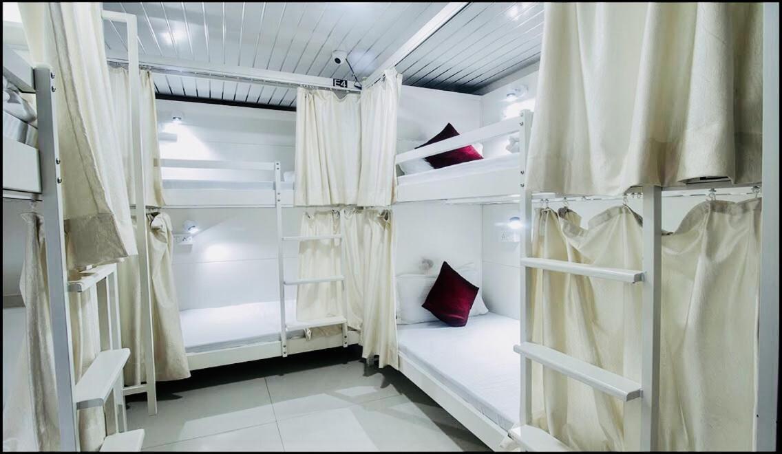 Qubestay Airport Capsule Hotel & Hostel Мумбаї Екстер'єр фото