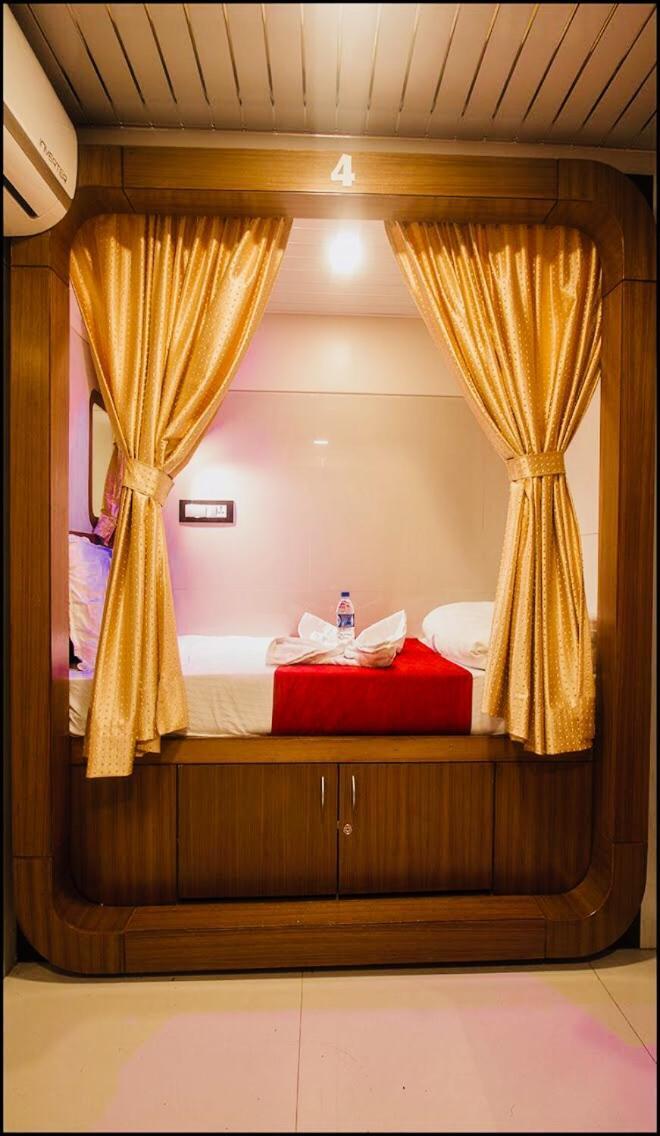 Qubestay Airport Capsule Hotel & Hostel Мумбаї Екстер'єр фото